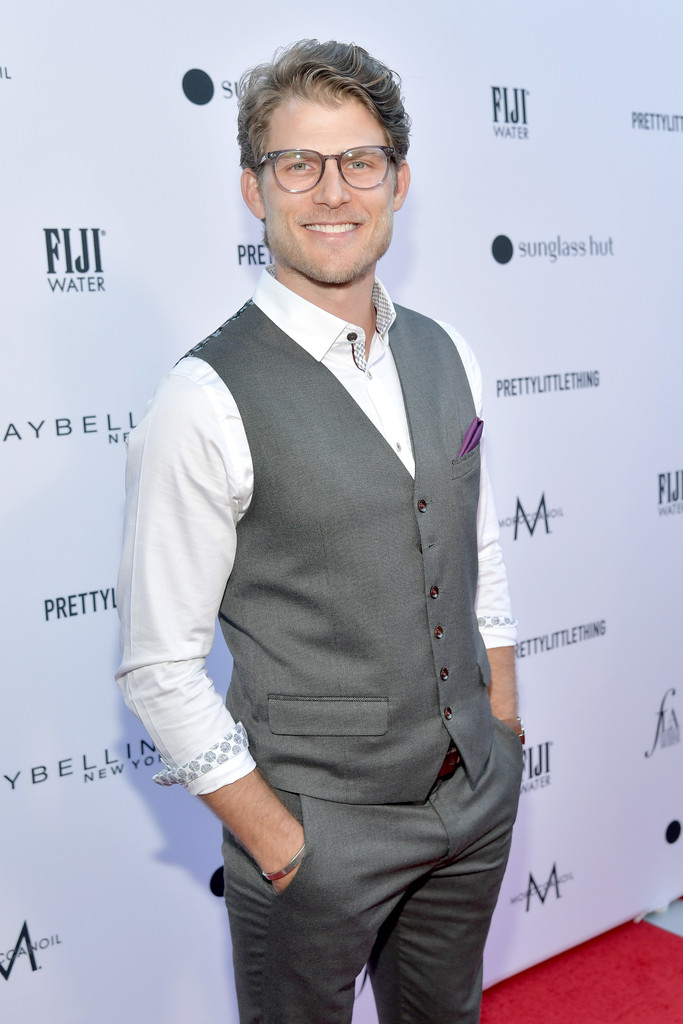 actor Travis Van Winkle large photo