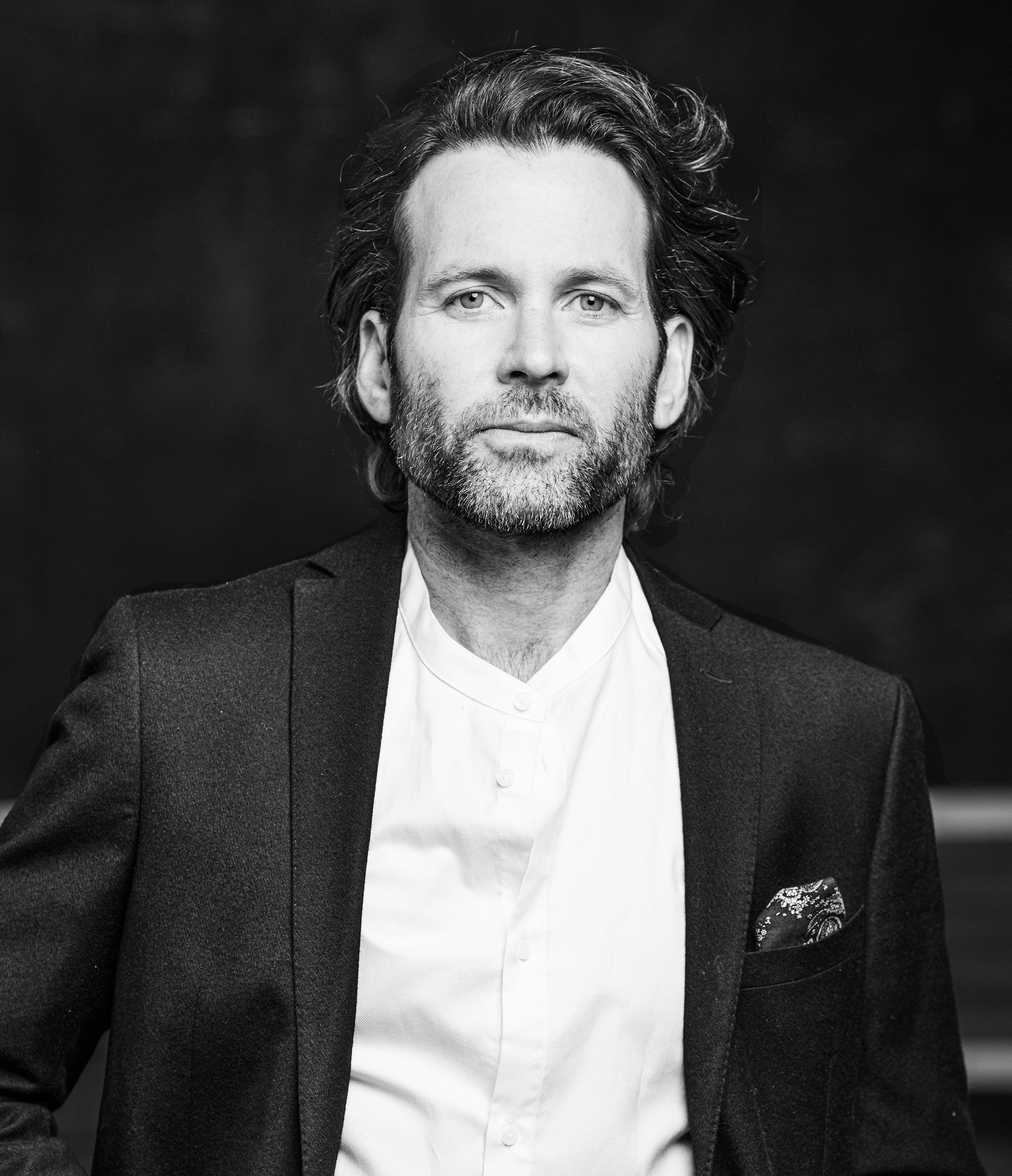 actor Eion Bailey large photo
