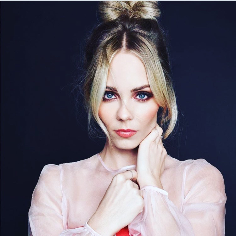 actor Laura Vandervoort large photo