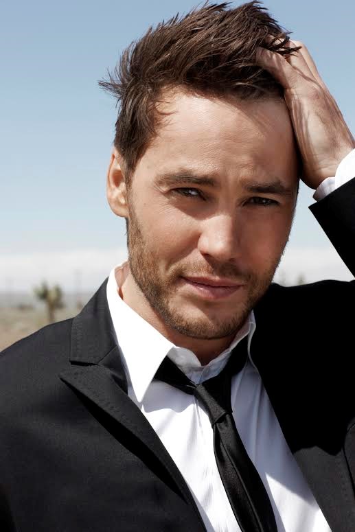 actor Taylor Kitsch large photo