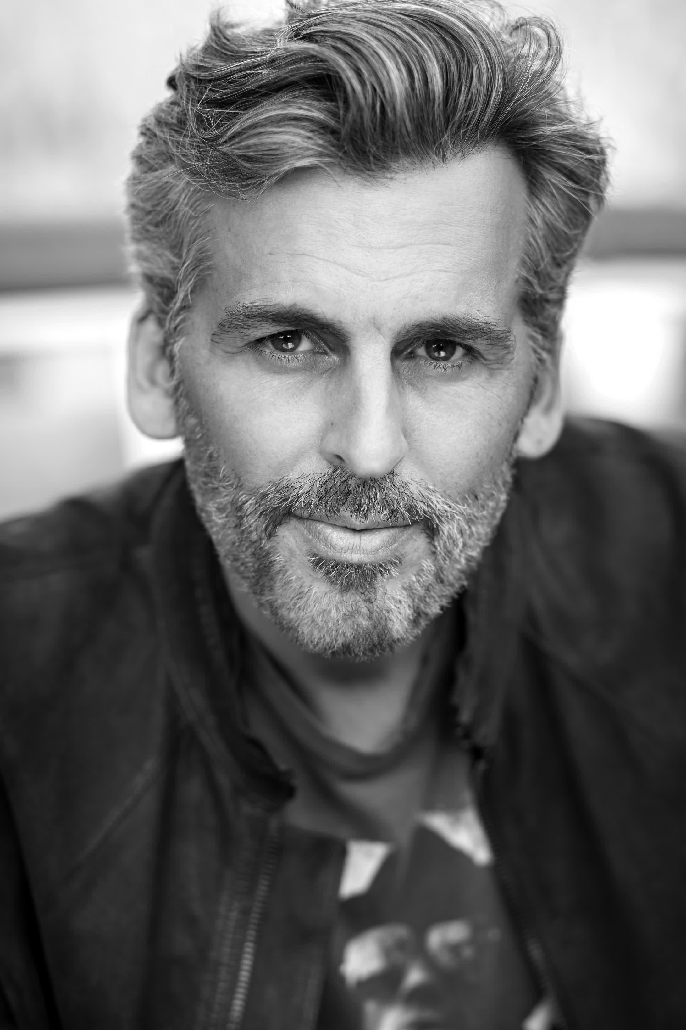 actor Oded Fehr large photo