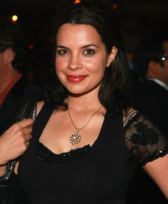 actor Zuleikha Robinson large photo