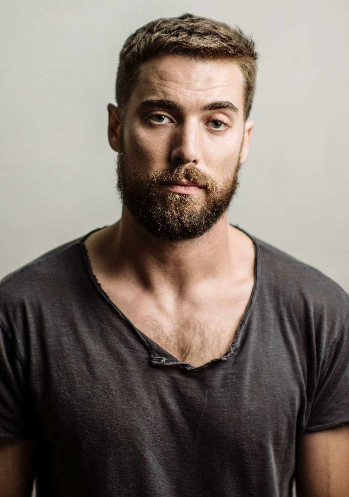 actor Dustin Milligan large photo