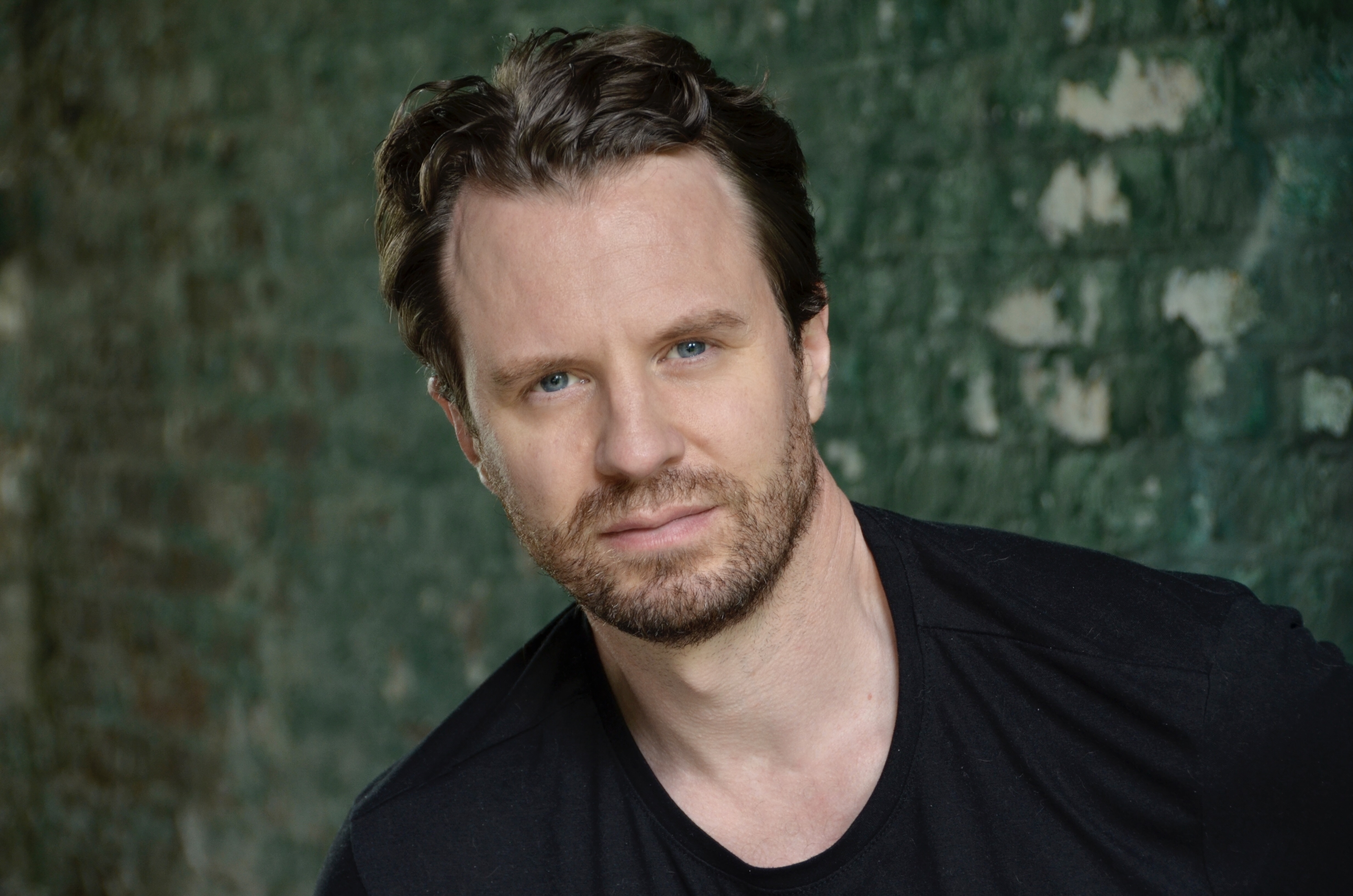 actor Luke Mably large photo