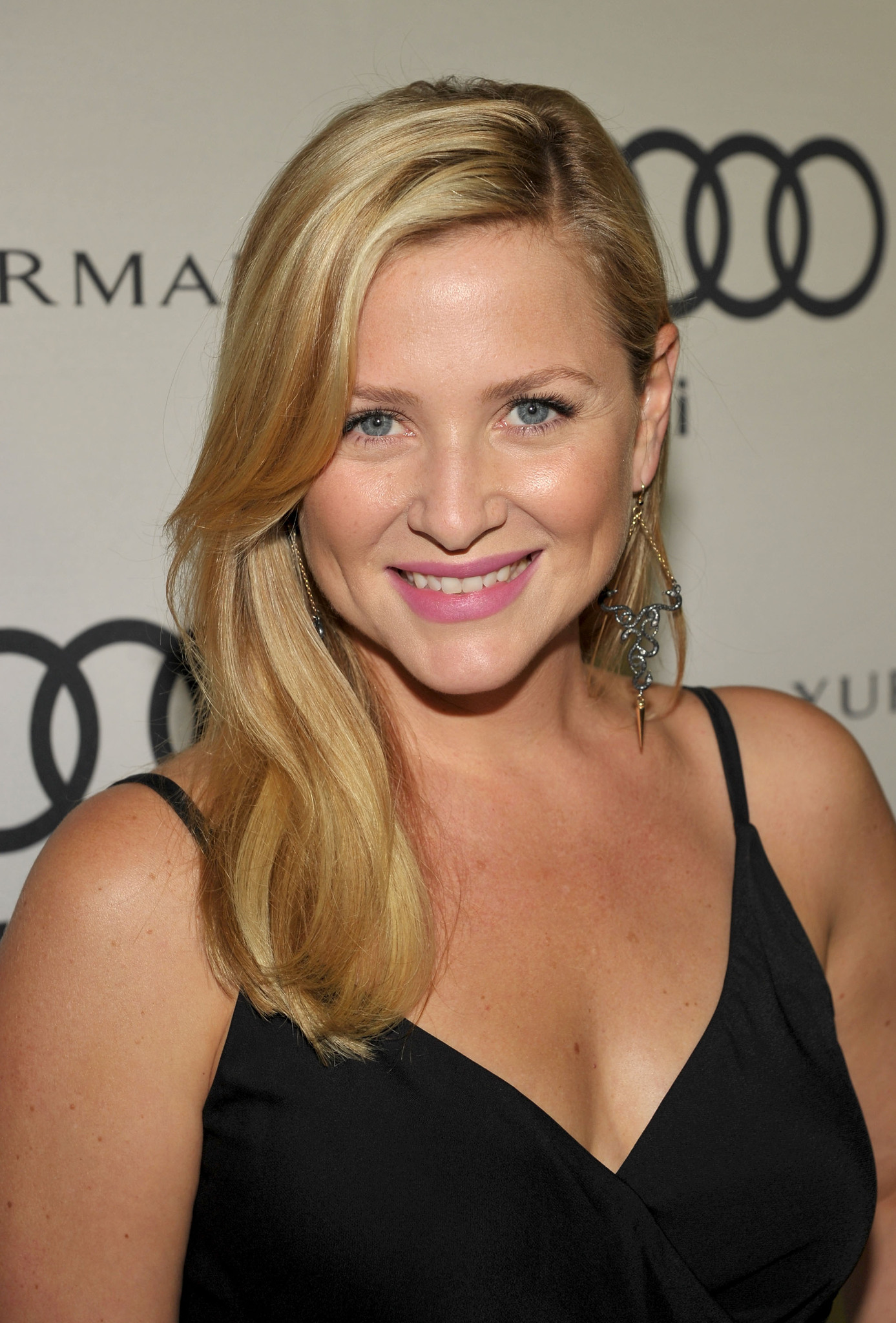 actor Jessica Capshaw large photo