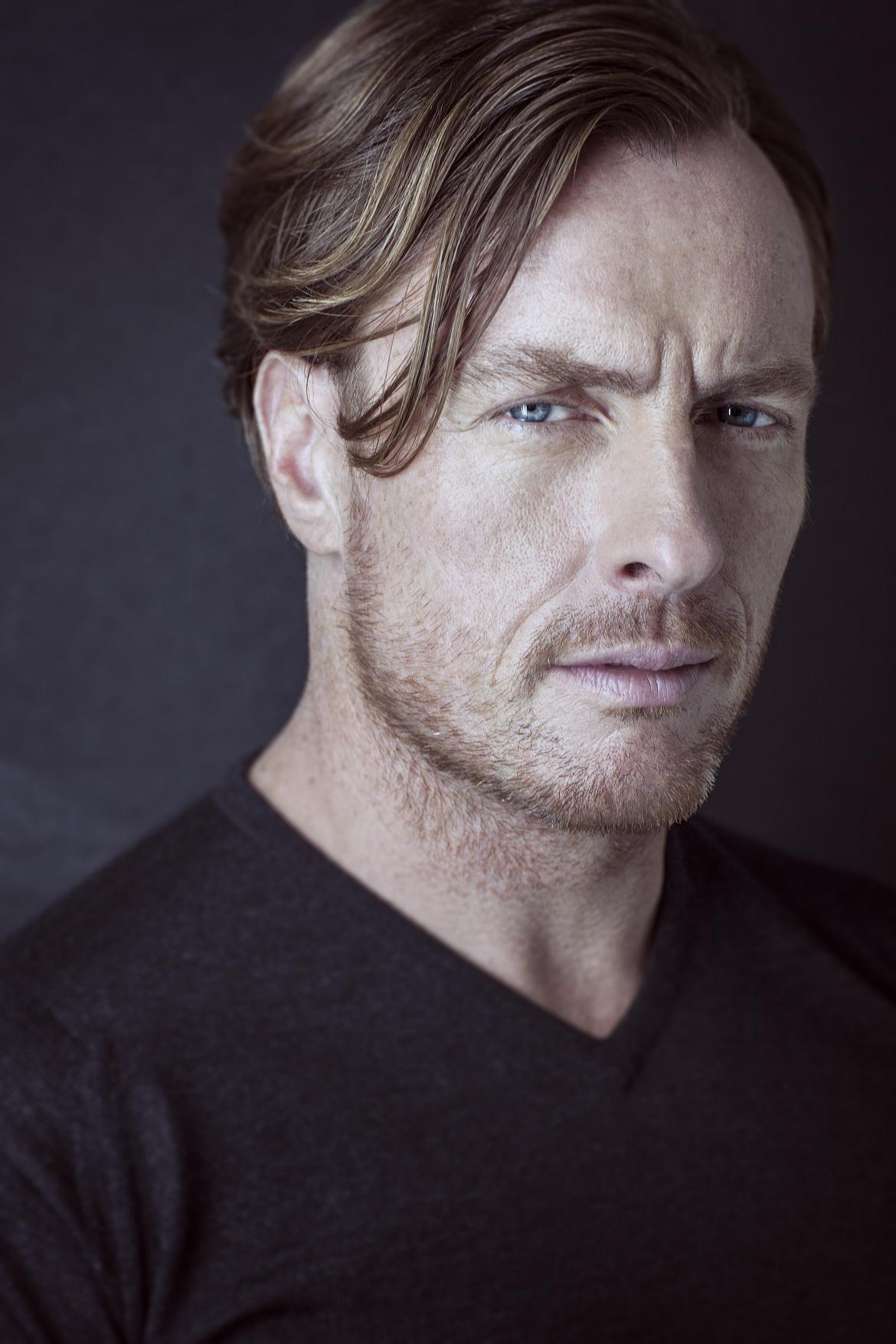 actor Toby Stephens large photo