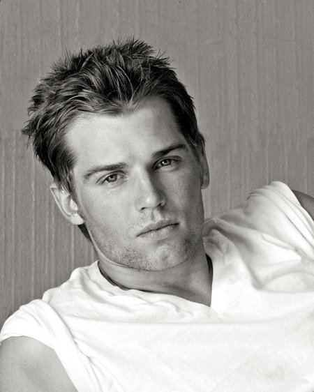 actor Mike Vogel large photo