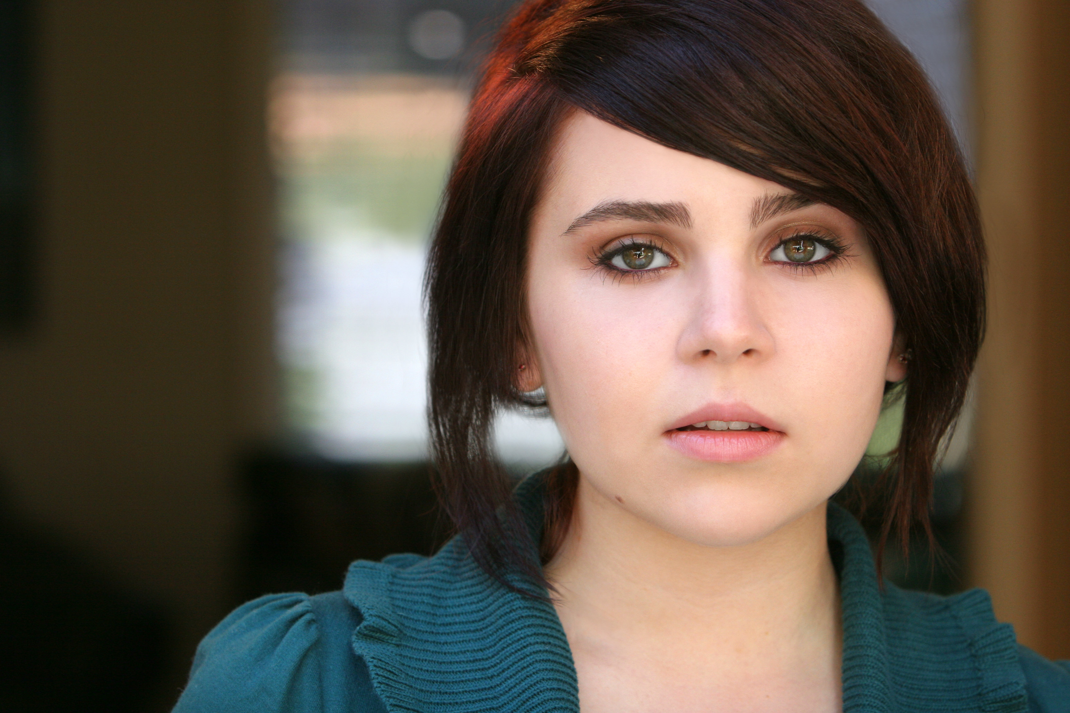 actor Mae Whitman large photo