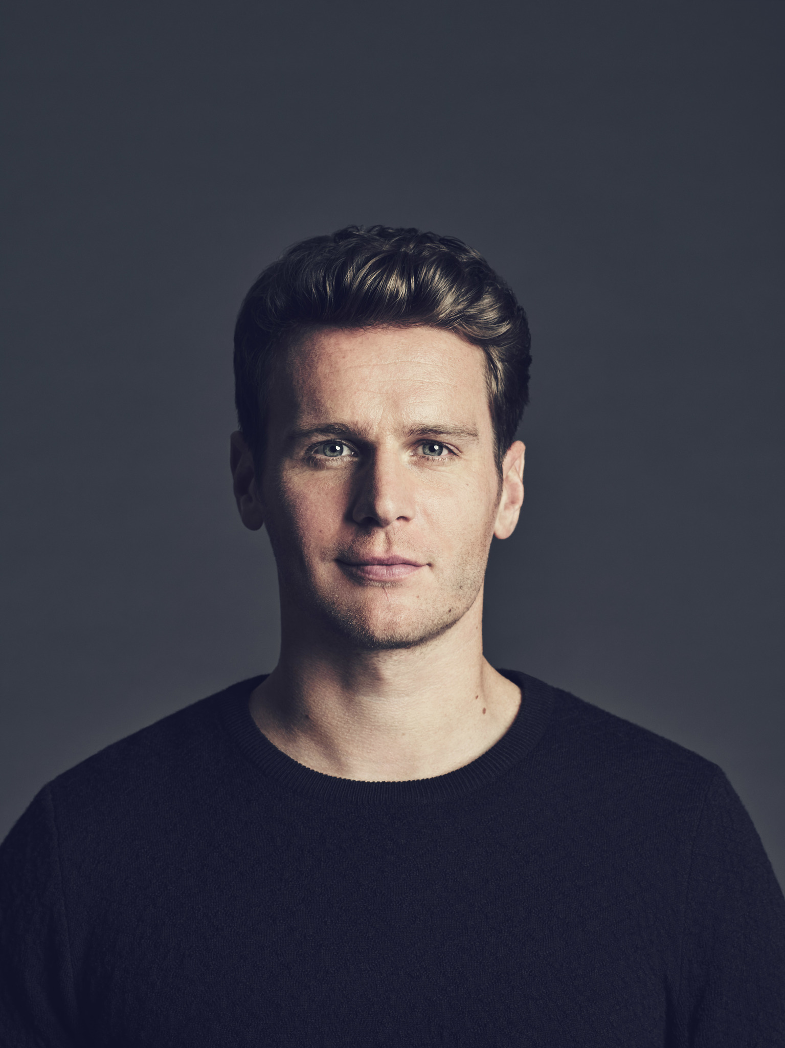 actor Jonathan Groff large photo