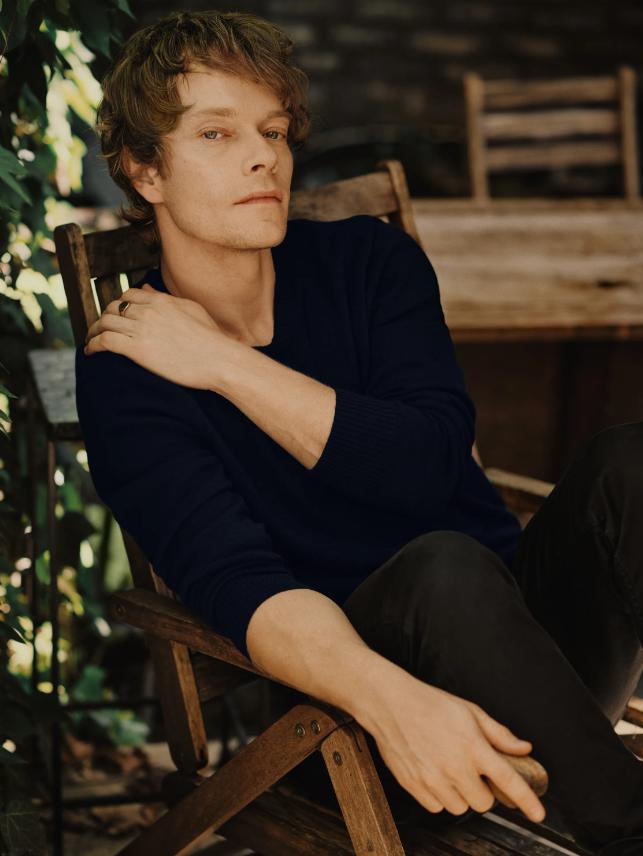 actor Alfie Allen large photo