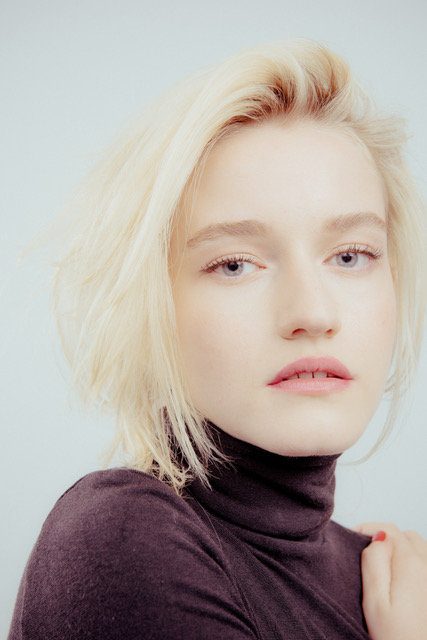 actor Julia Garner large photo