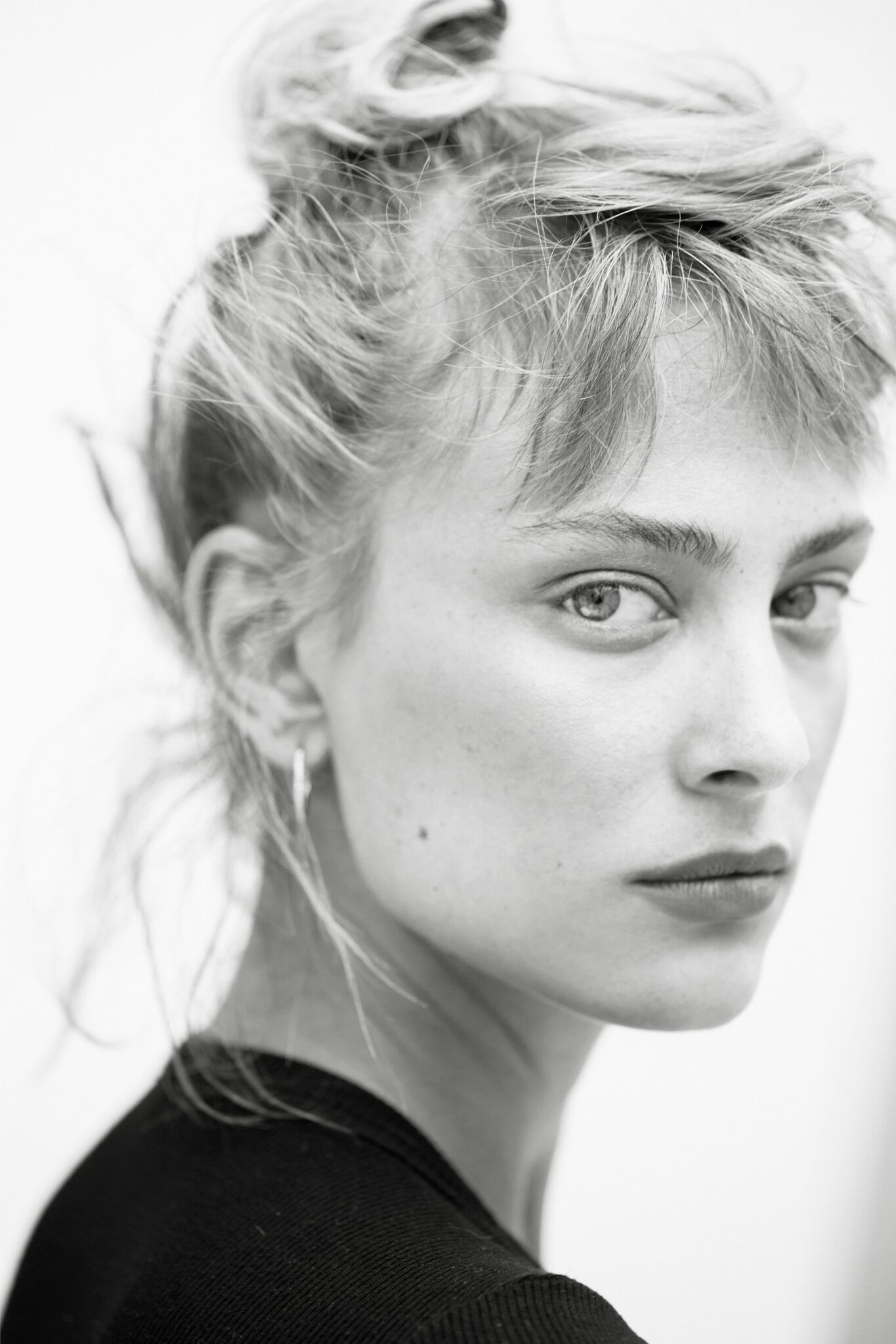 actor Nora Arnezeder large photo