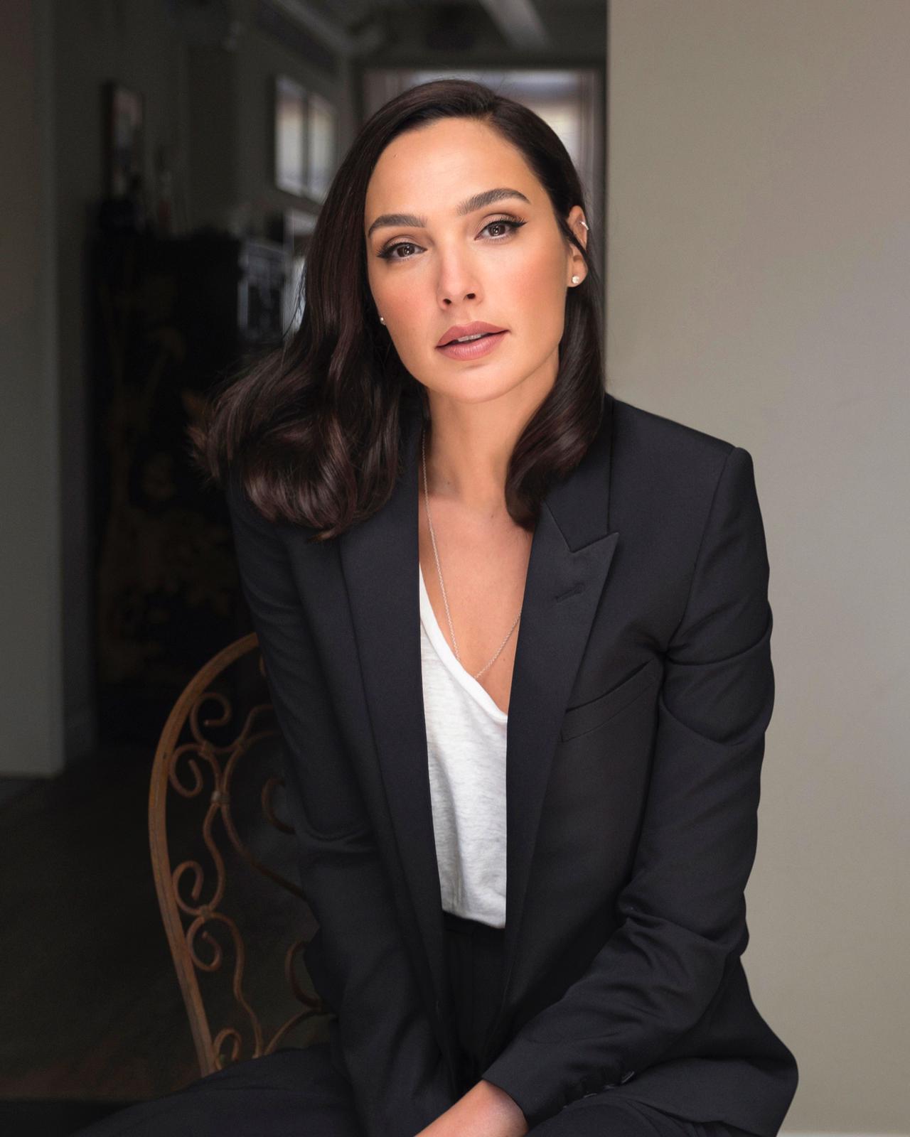 actor Gal Gadot large photo