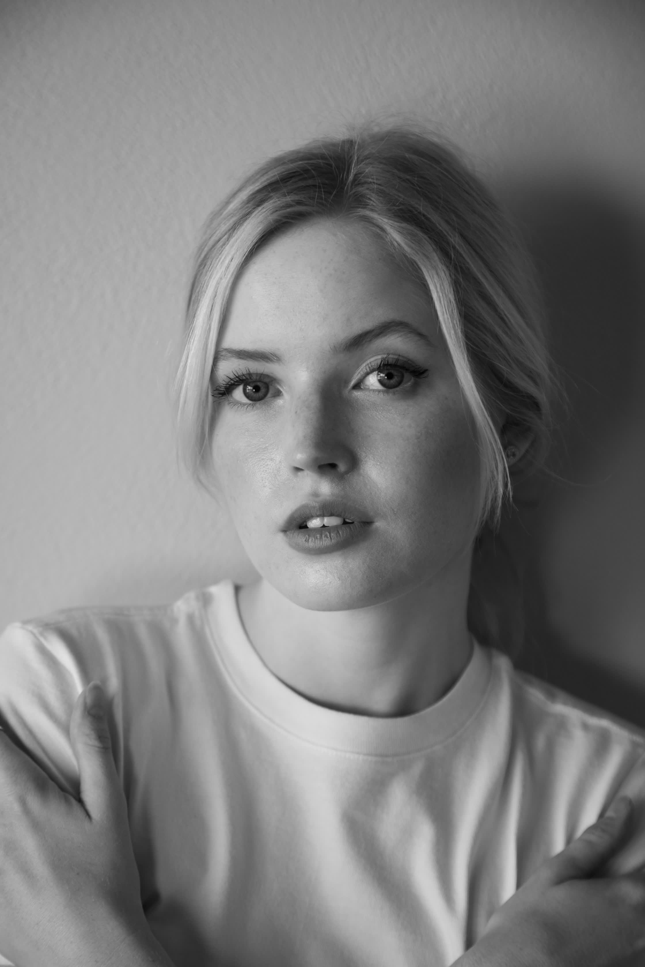 actor Ellie Bamber large photo