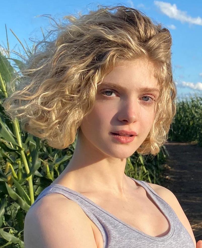 actor Elena Kampouris large photo