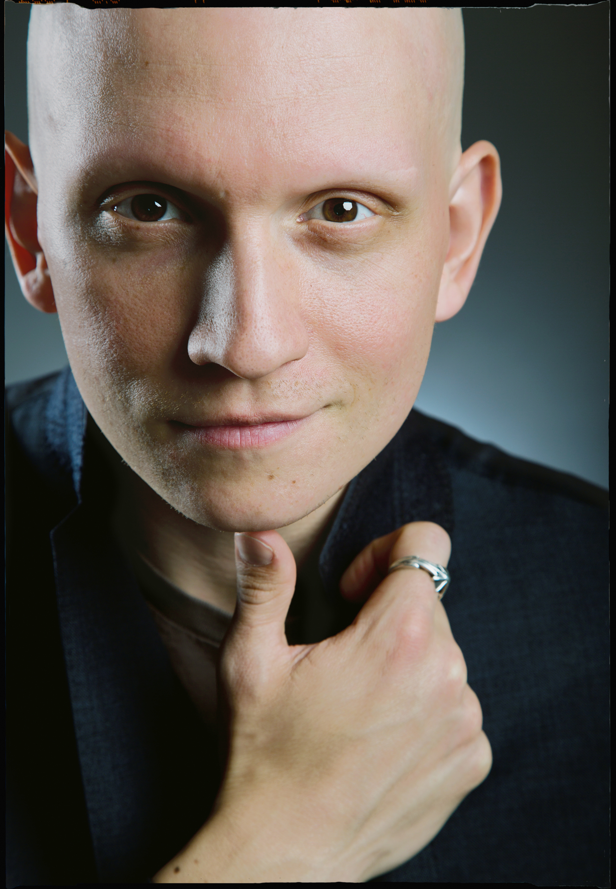 actor Anthony Carrigan large photo