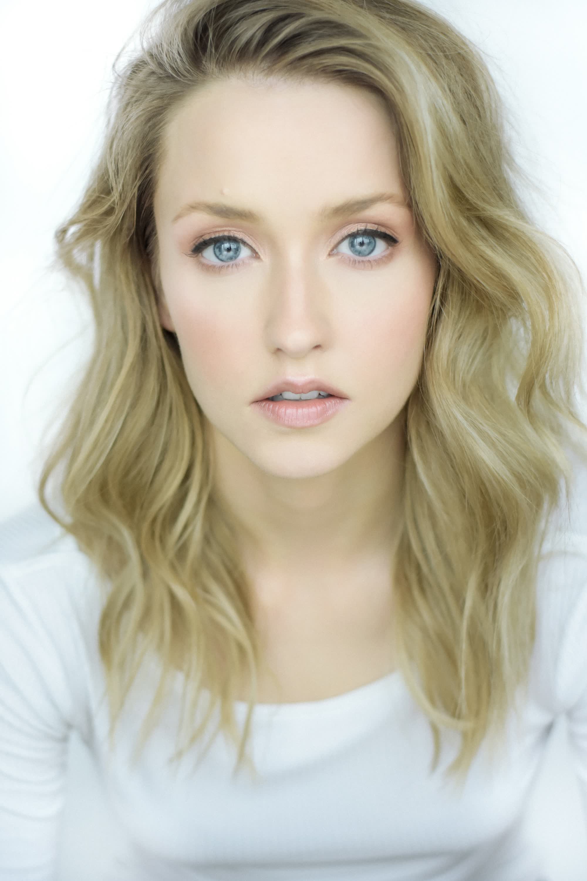 actor Emily Tennant large photo