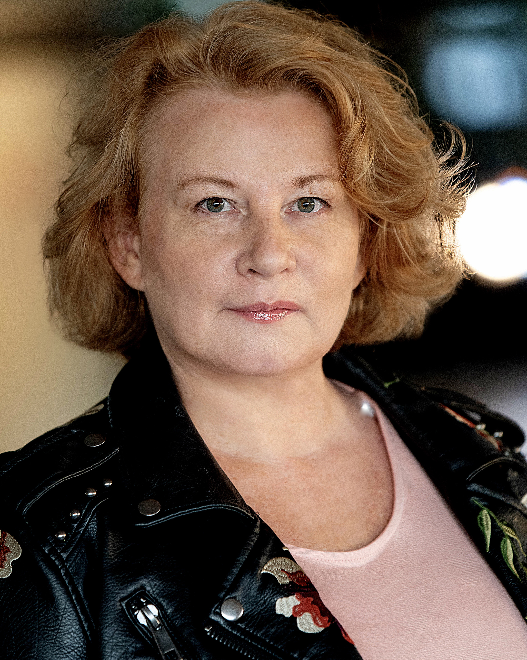actor Elizabeth Saunders large photo