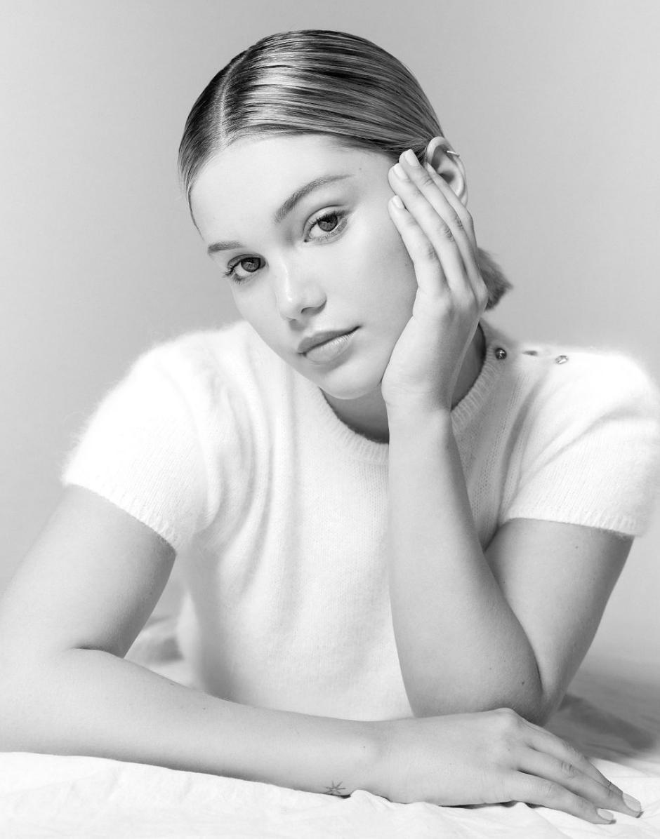 actor Olivia Holt large photo