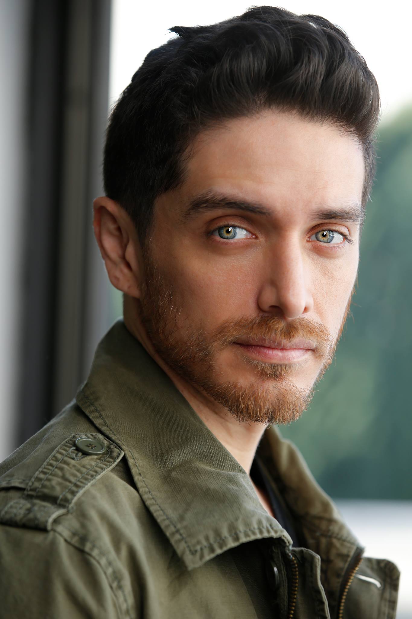 actor Josh Keaton large photo