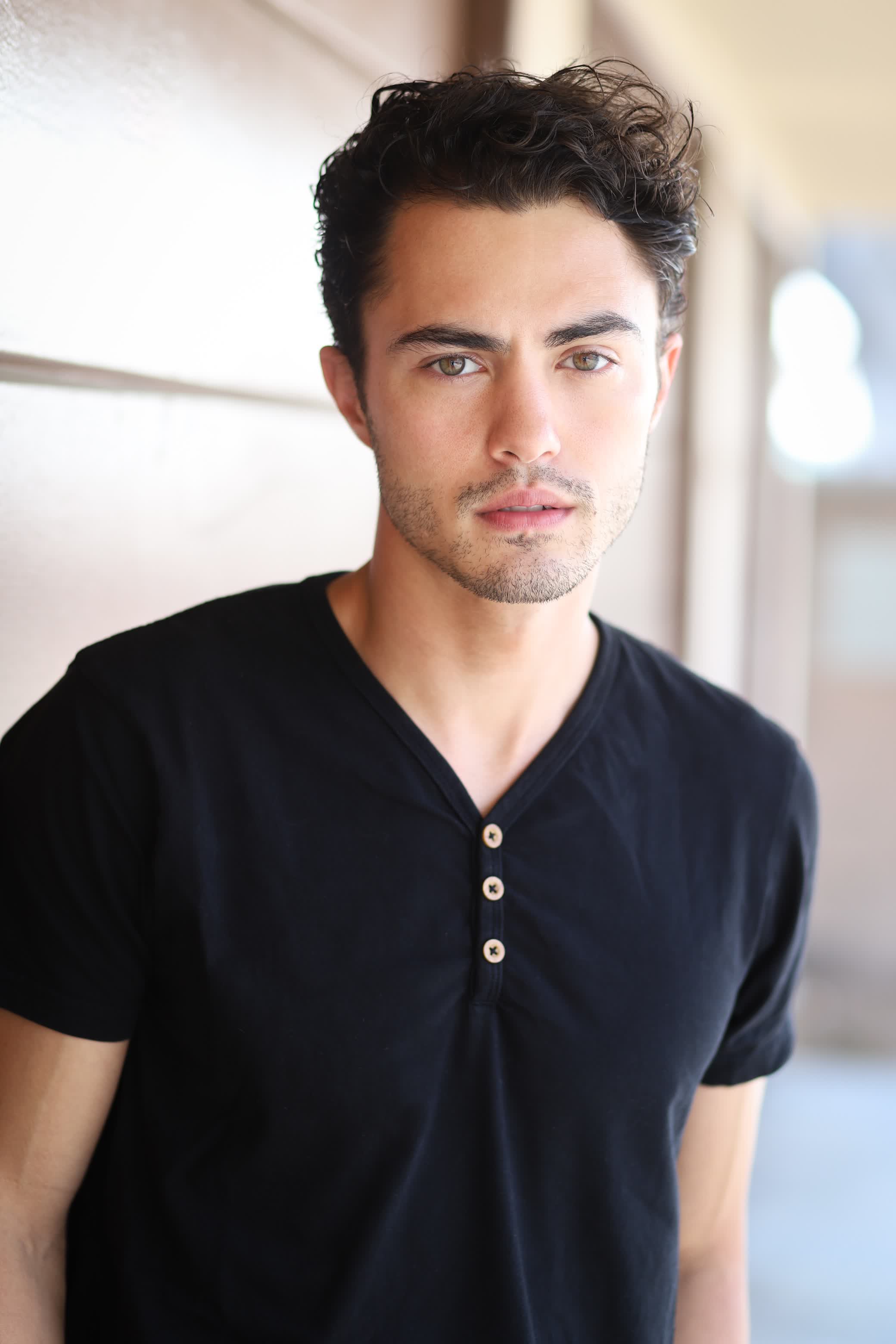 actor Darren Barnet large photo
