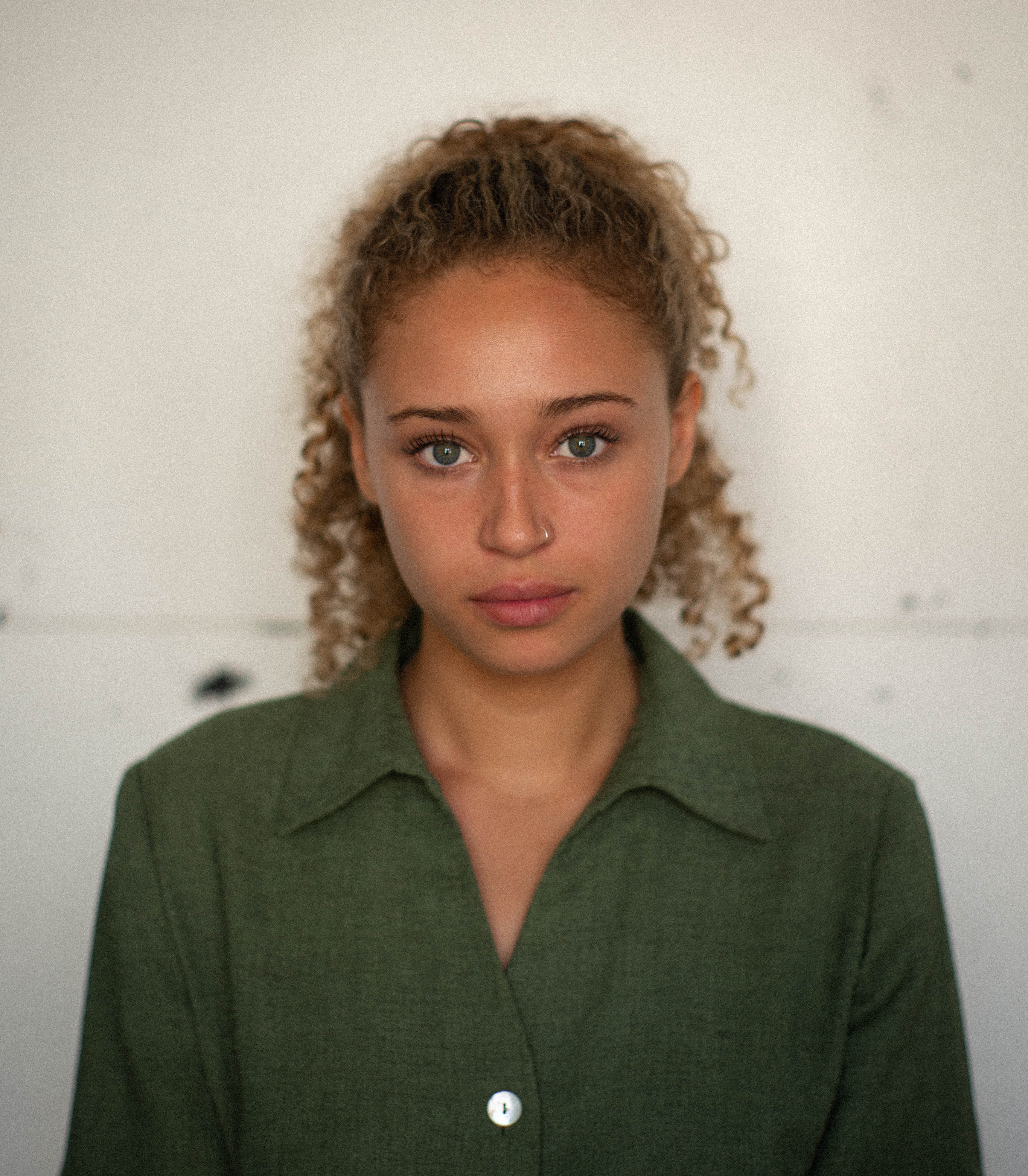actor Ella-Rae Smith large photo