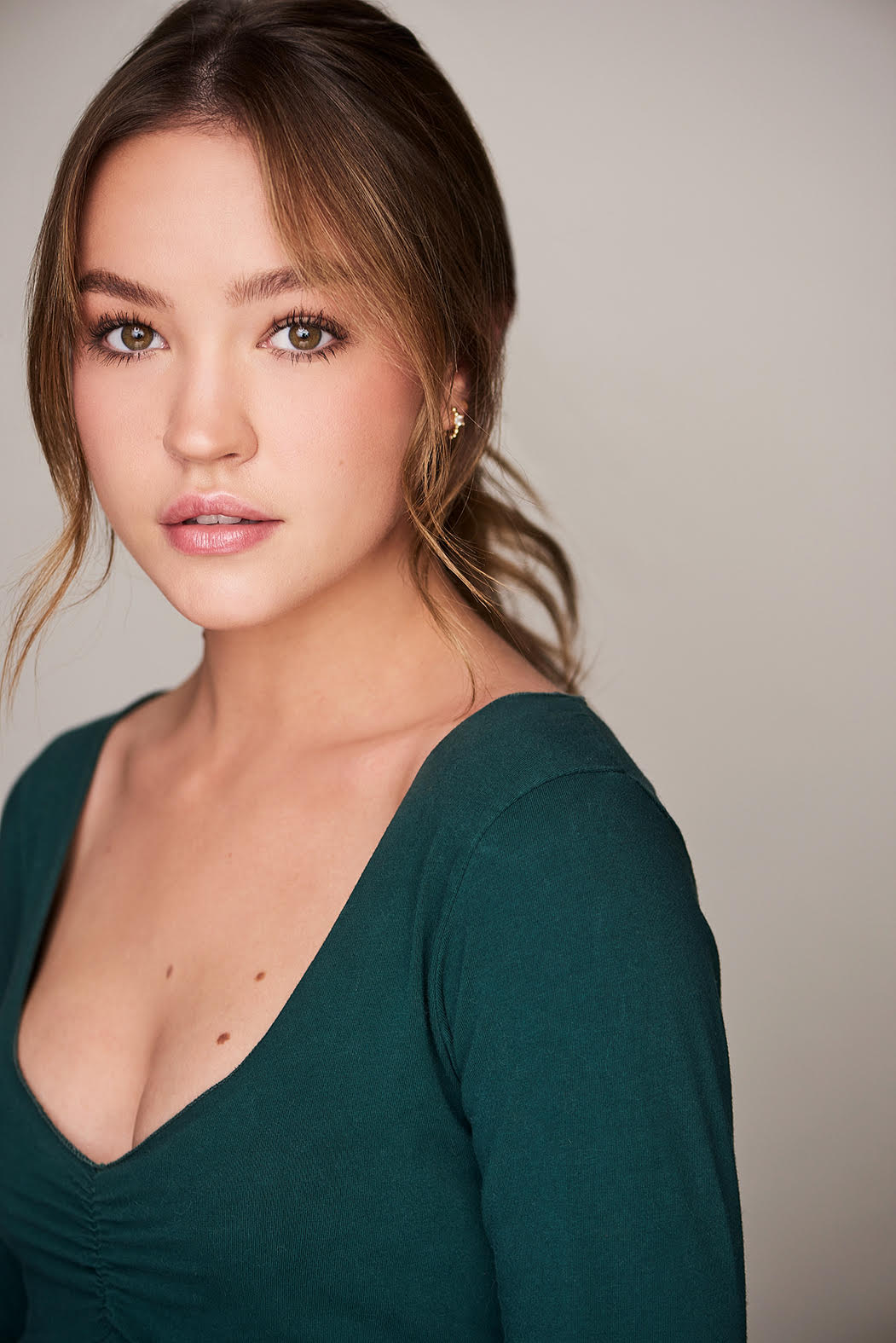 actor Sadie Stanley large photo