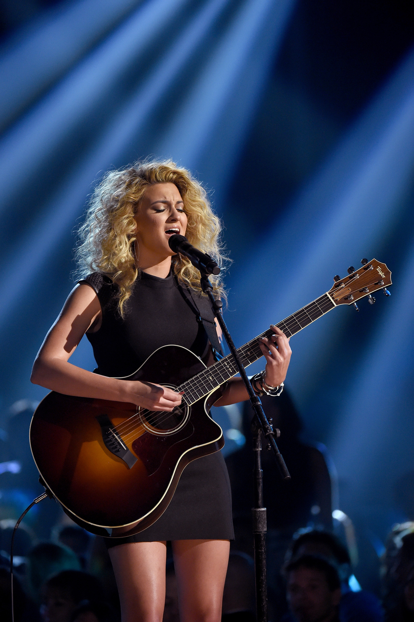 actor Tori Kelly large photo