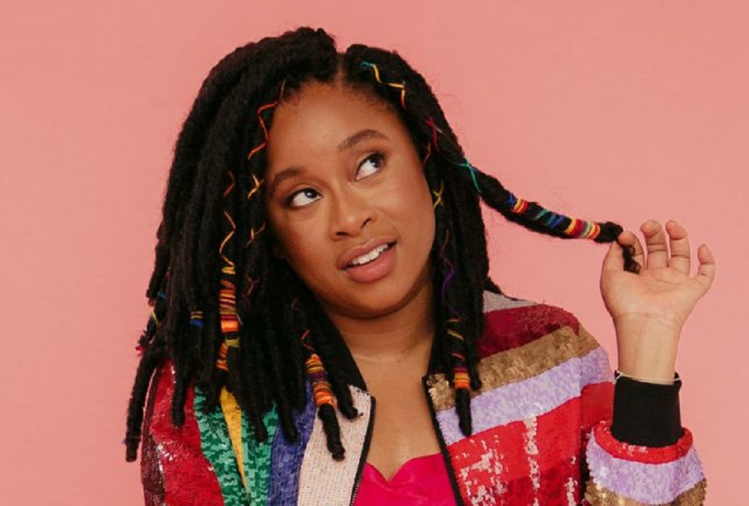 actor Phoebe Robinson large photo