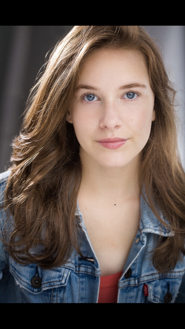 actor Sophia Gennusa large photo