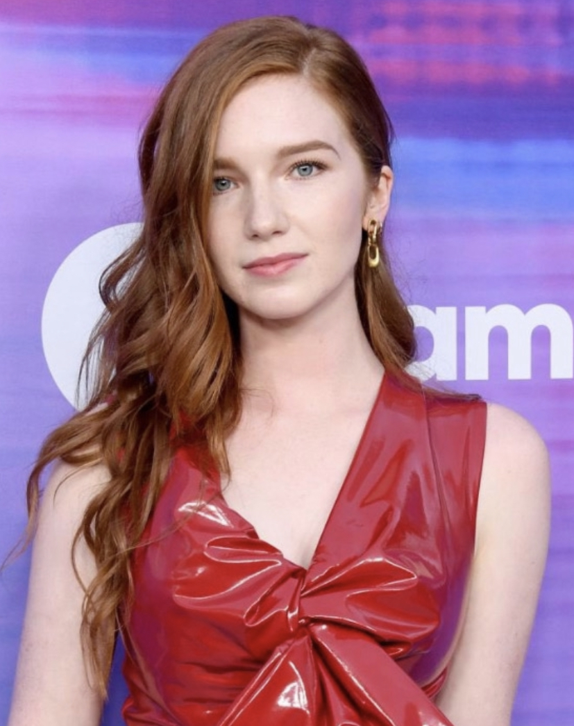 actor Annalise Basso large photo