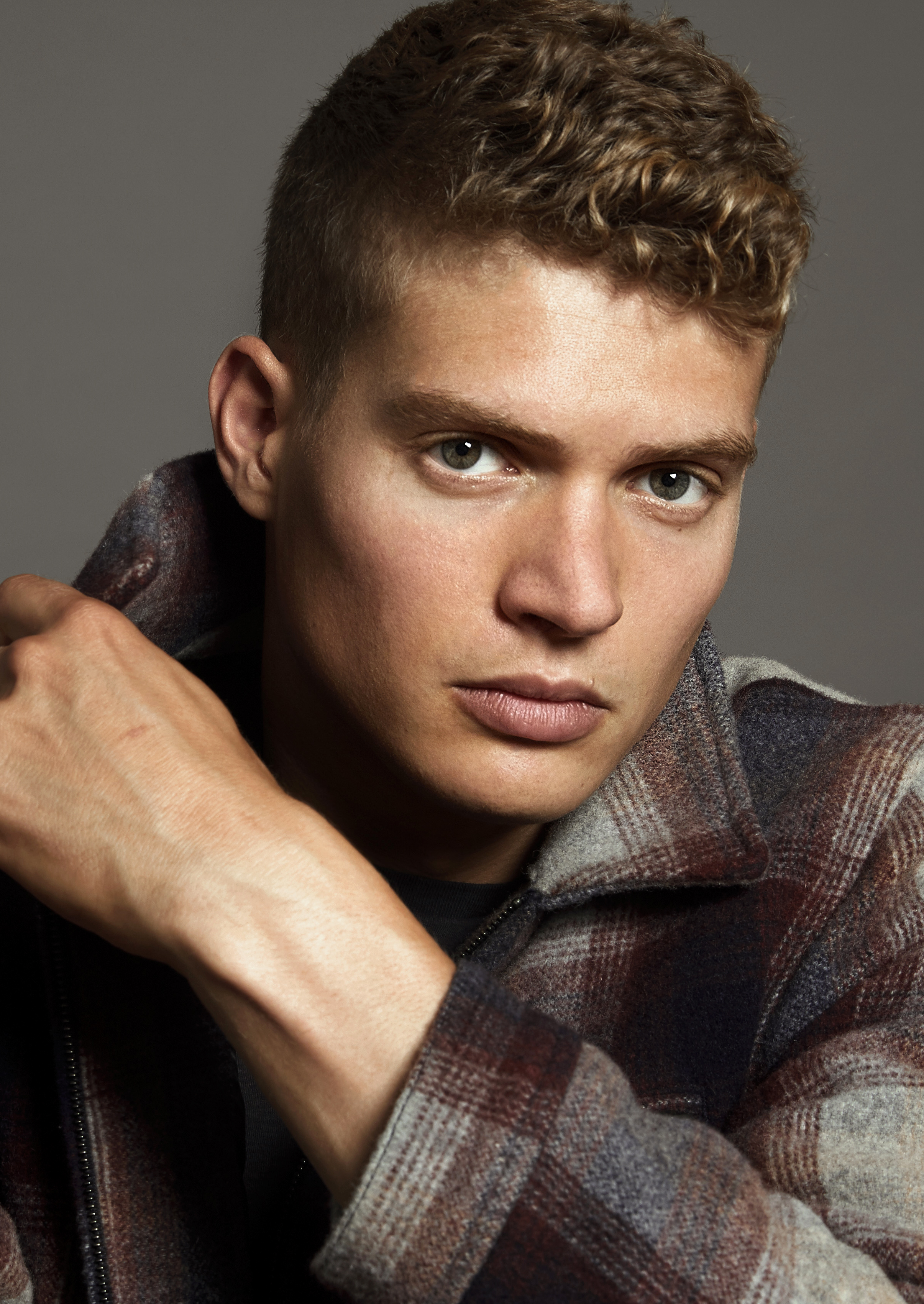 actor Josha Stradowski large photo