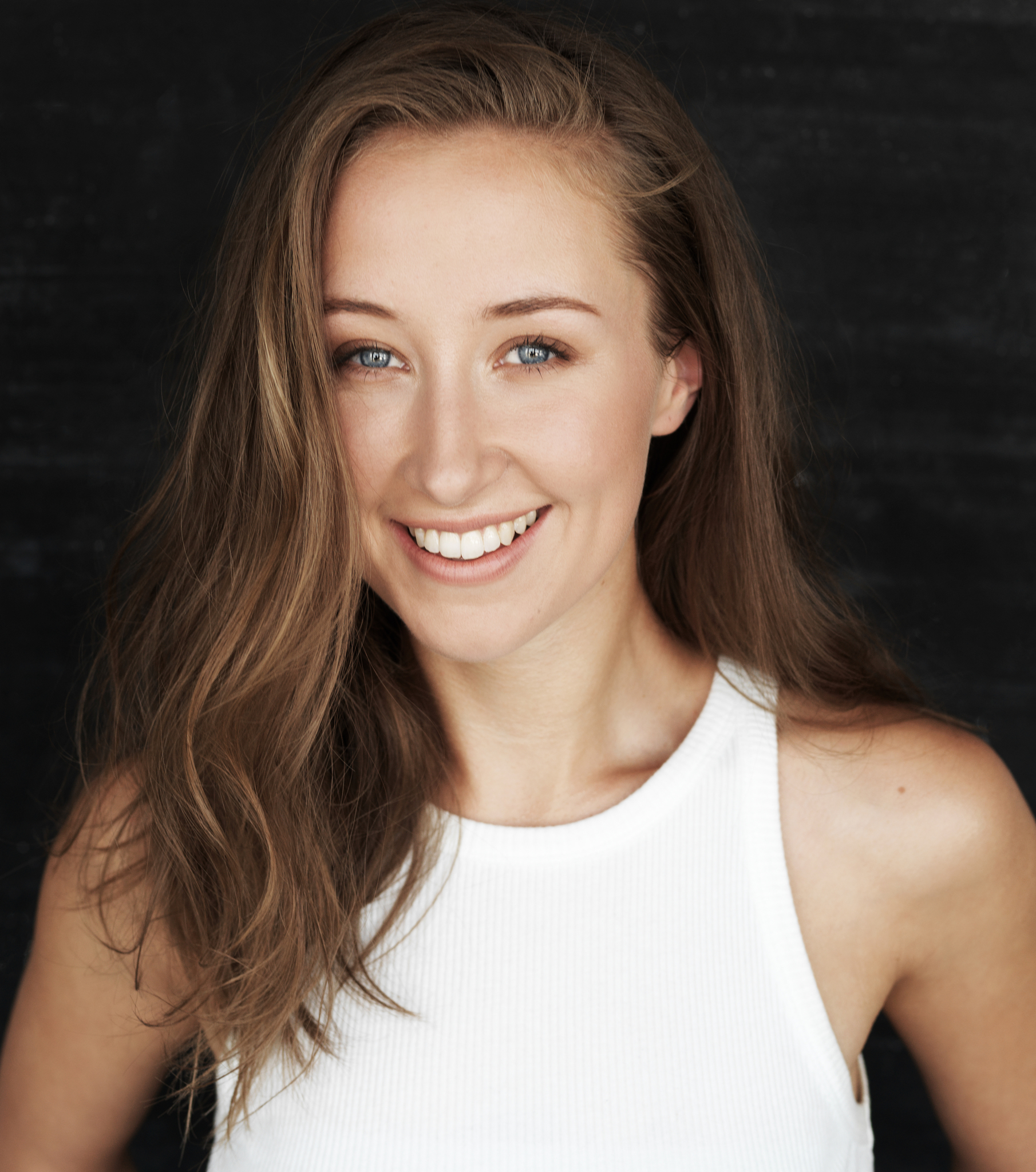 actor Erin Doherty large photo