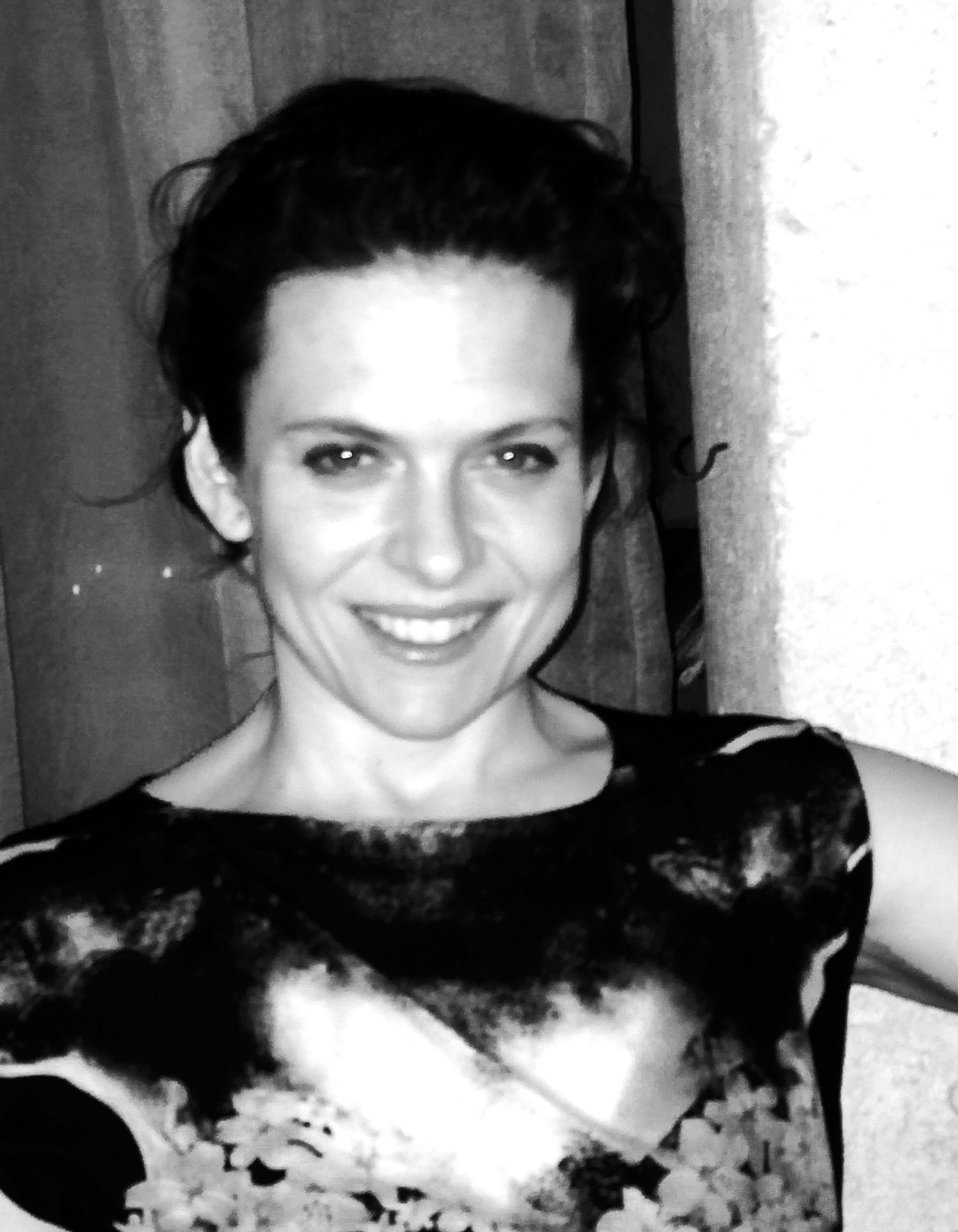 actor Sophie Linfield large photo