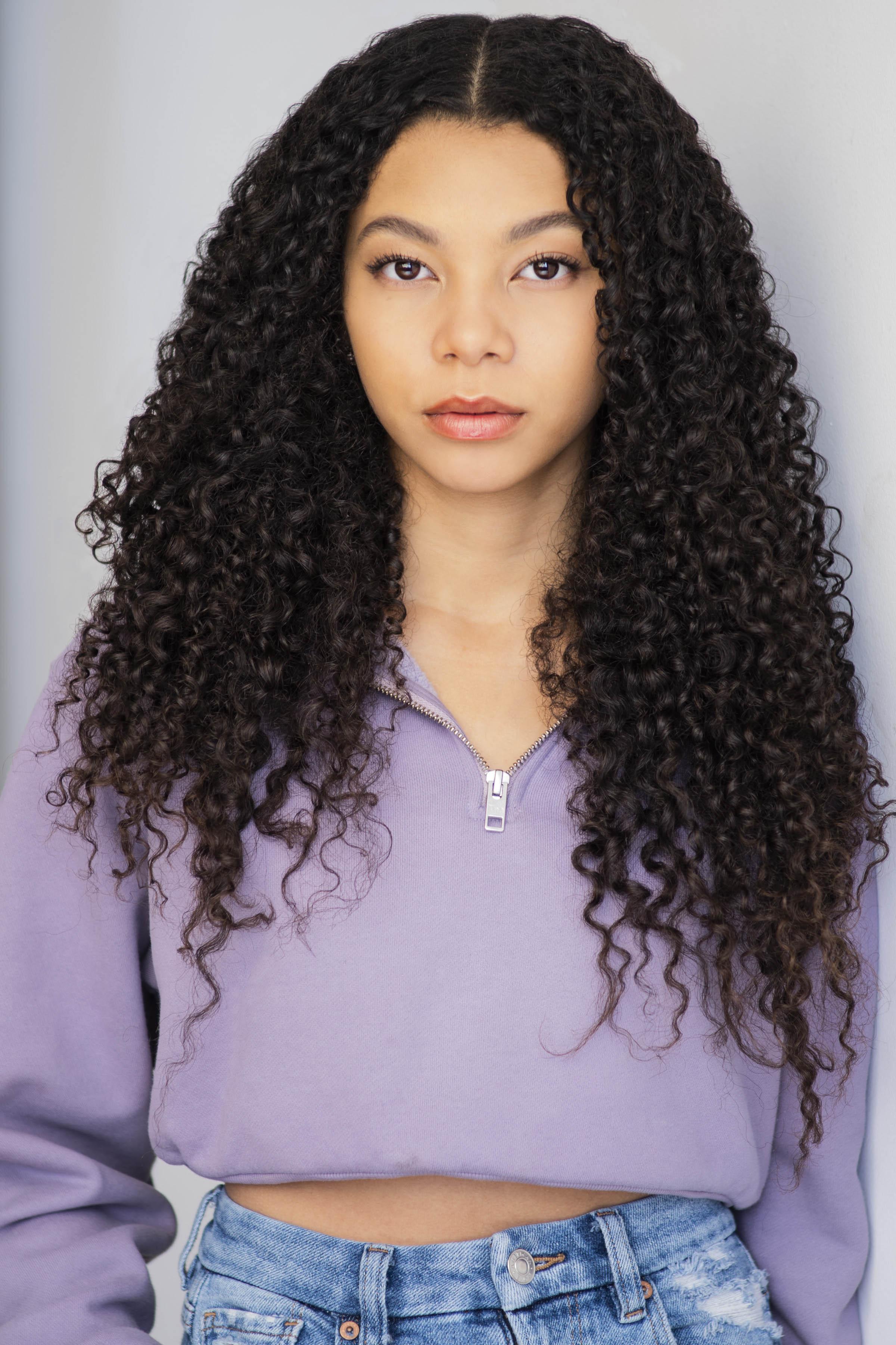 actor Simone Miller large photo