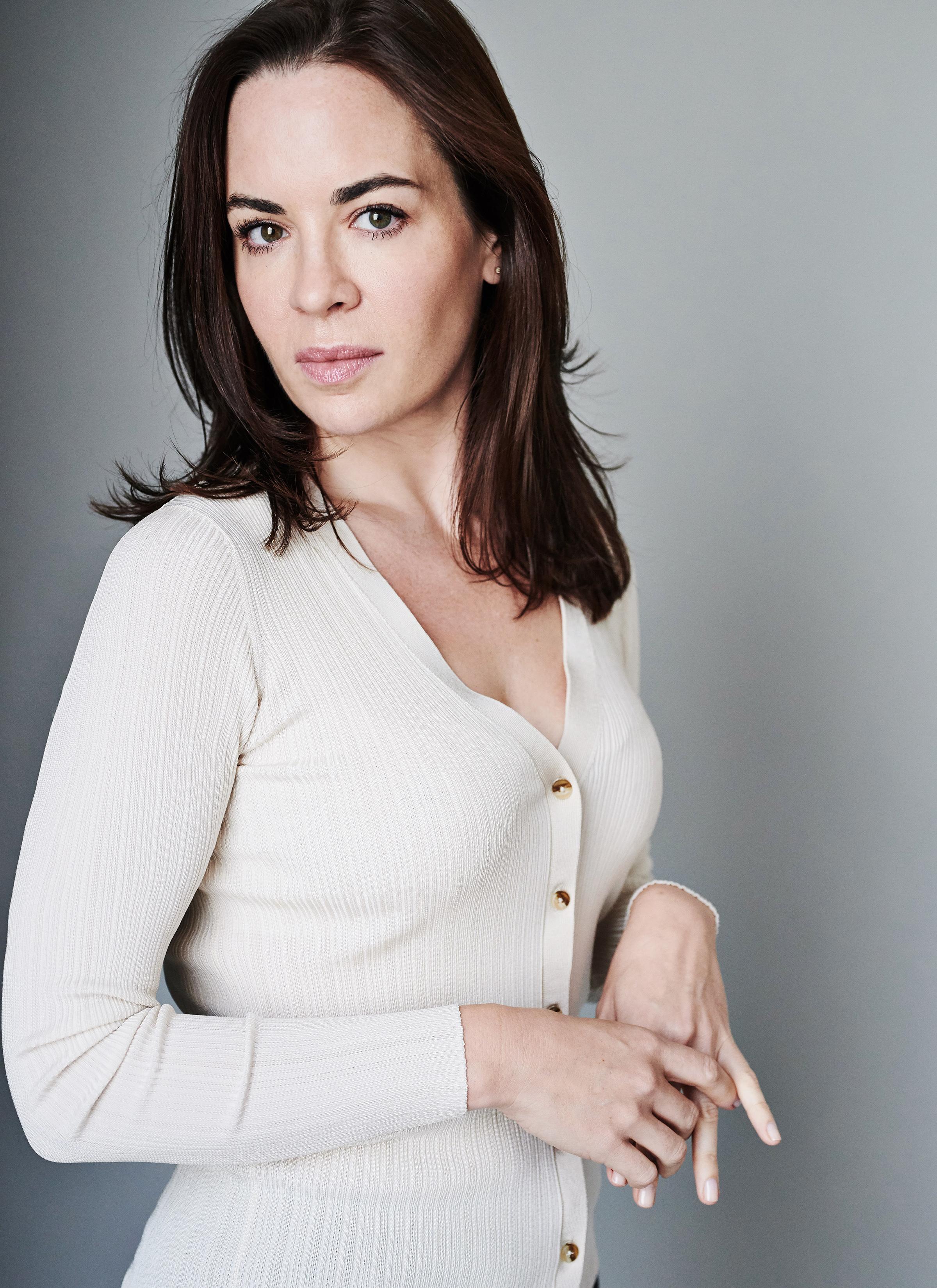 actor Eve Macklin large photo