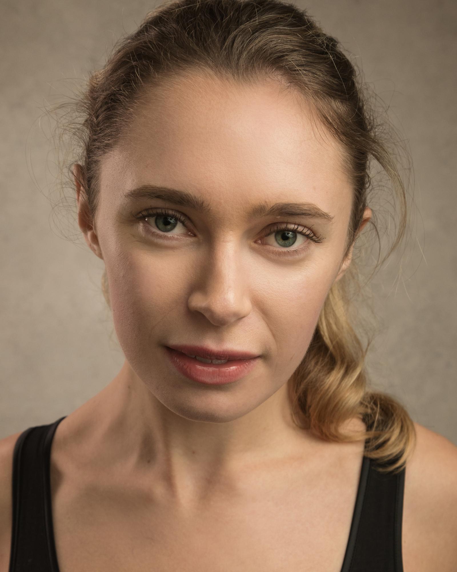 actor Lizzie Annis large photo