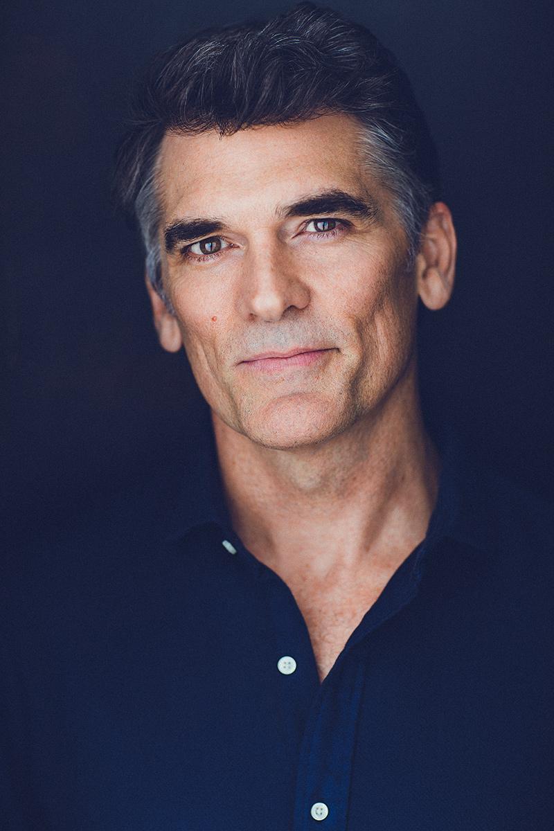 actor Robert Farrior large photo