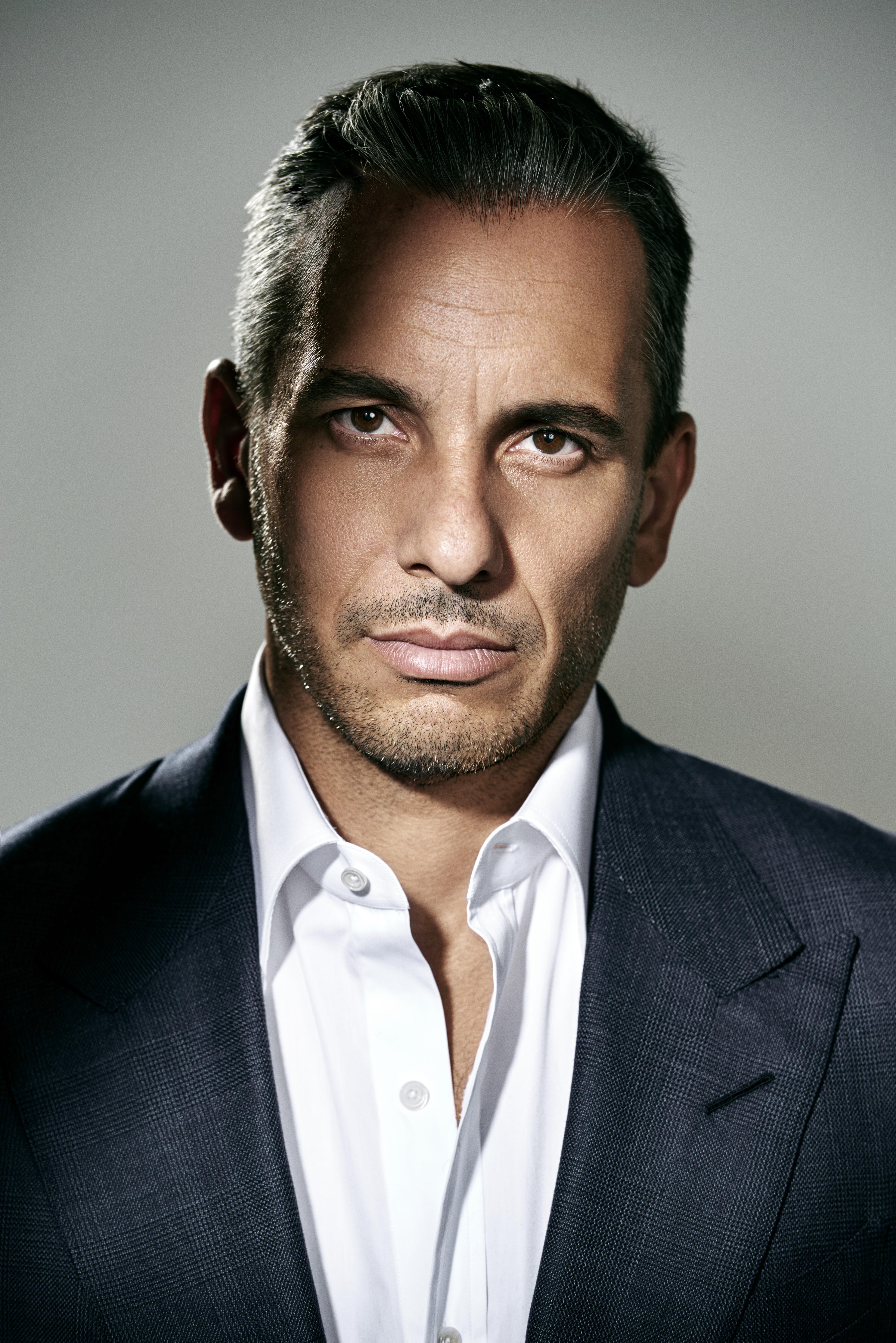 actor Sebastian Maniscalco large photo