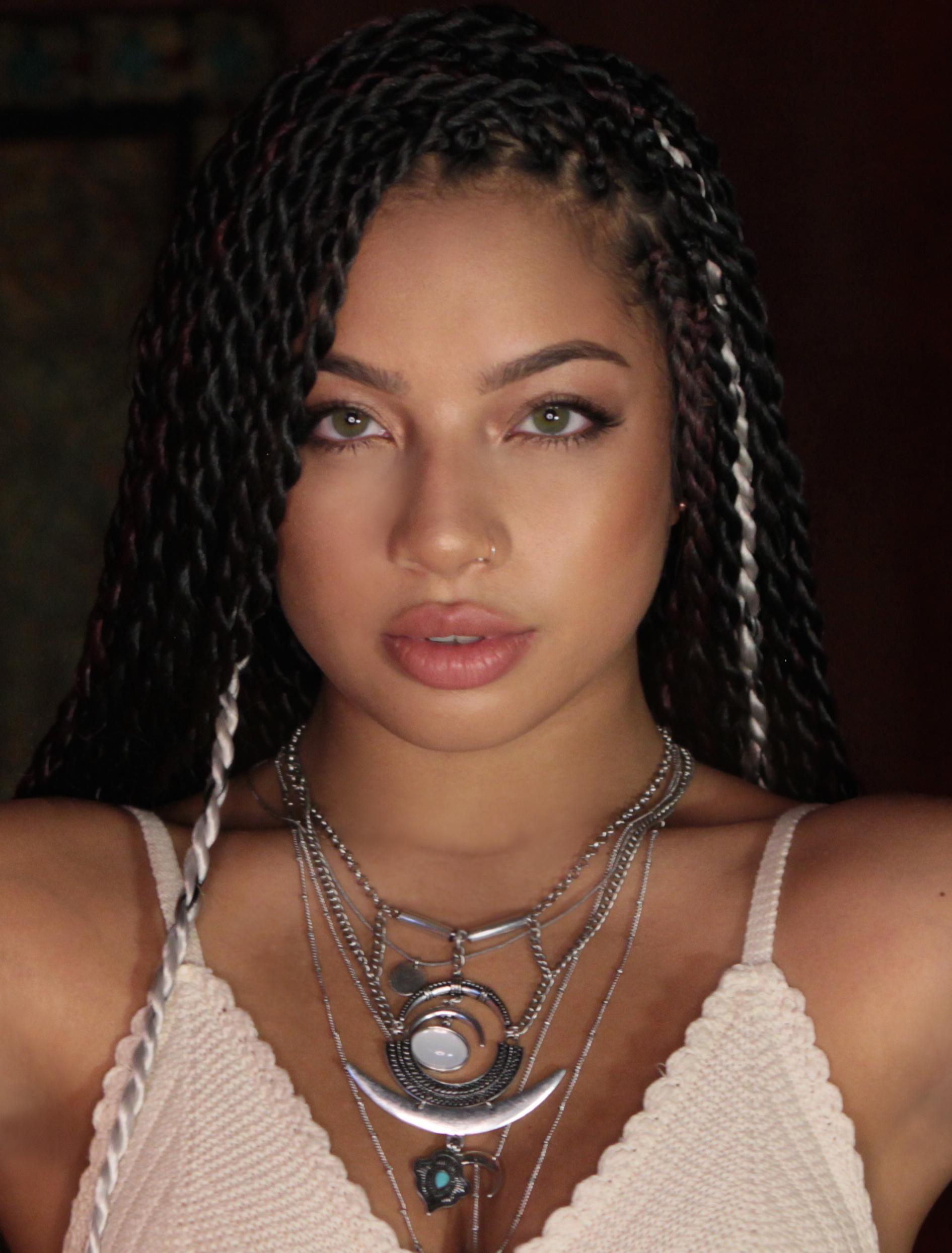 actor Kiana Ledé large photo