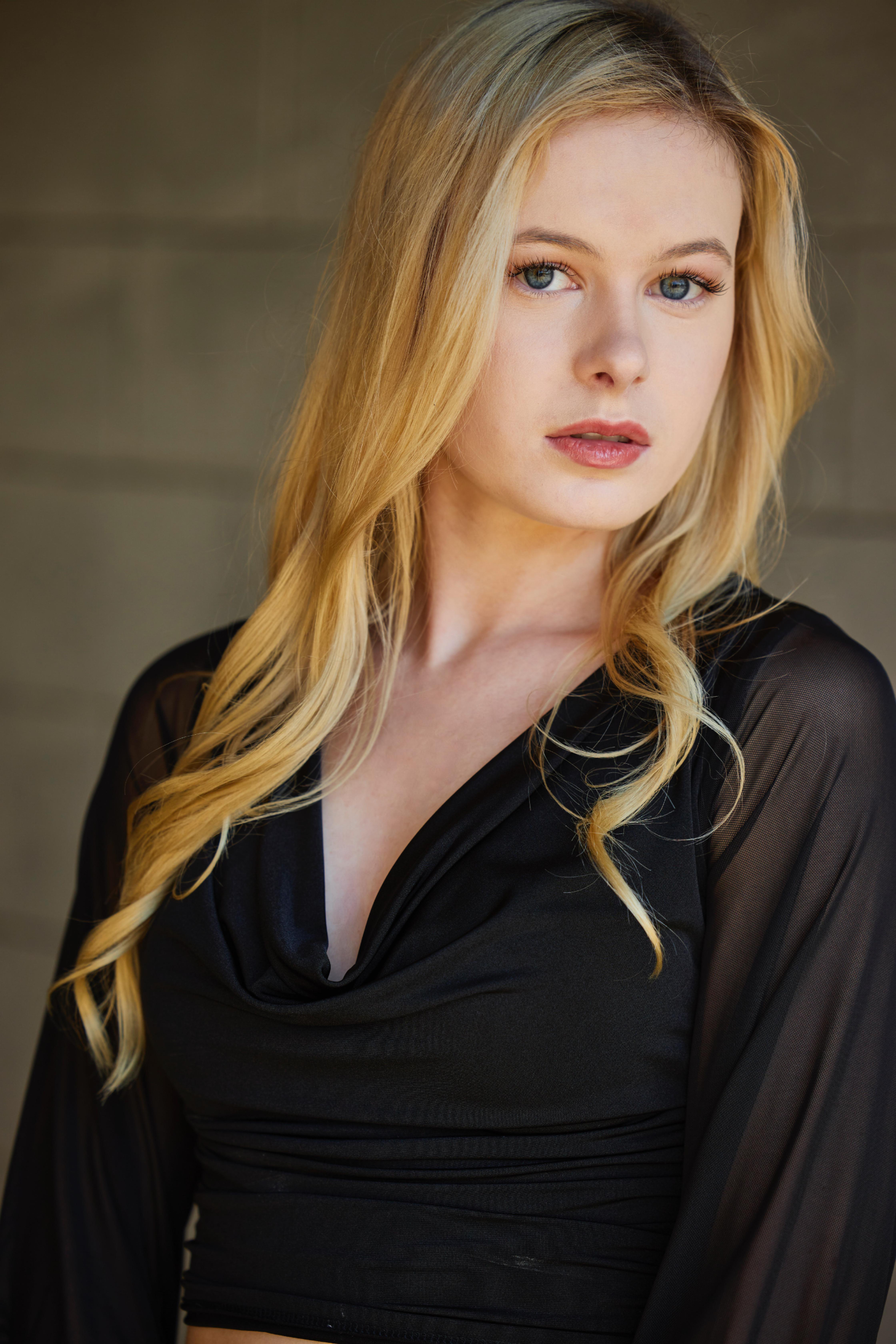 actor Julia Culbert large photo