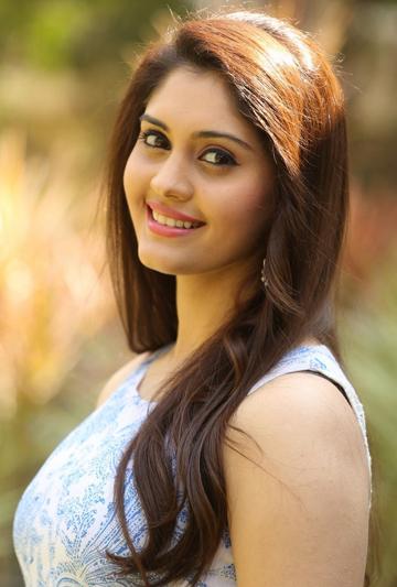 actor Surbhi large photo