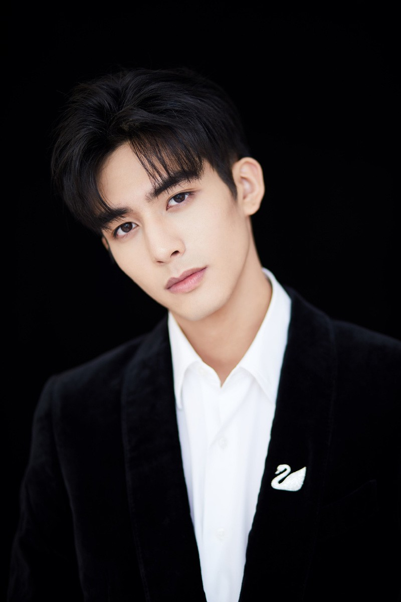 actor Weilong Song large photo