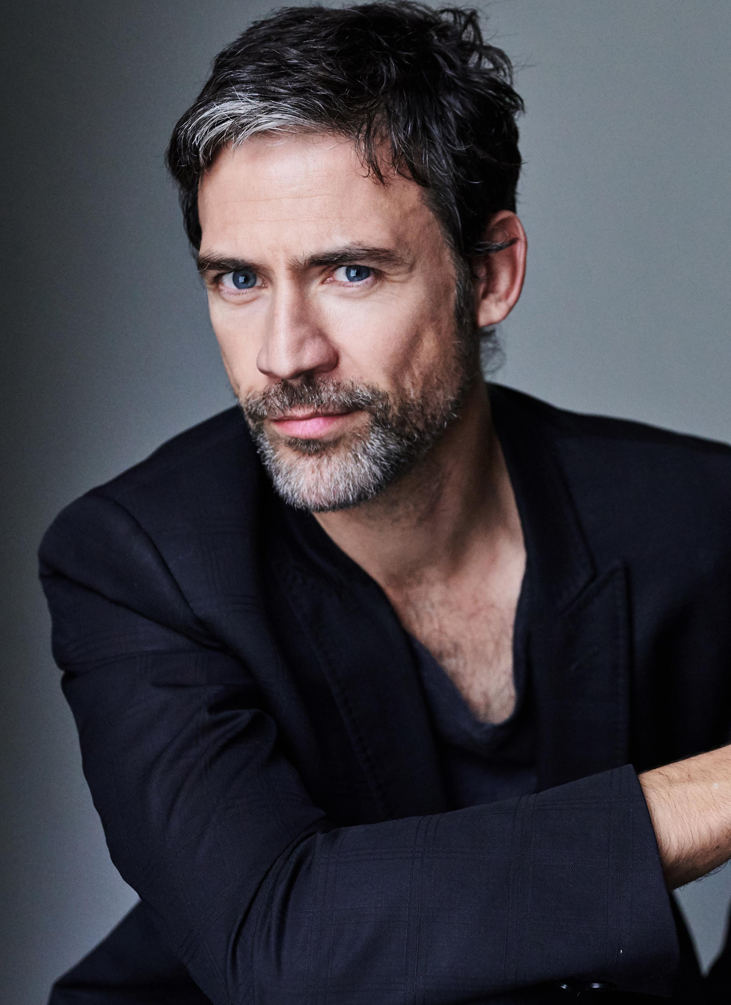 actor Adam Rayner large photo
