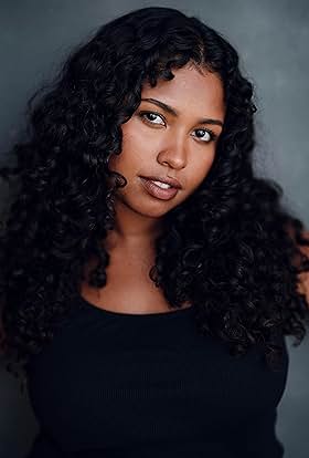actor Roshni Edwards large photo