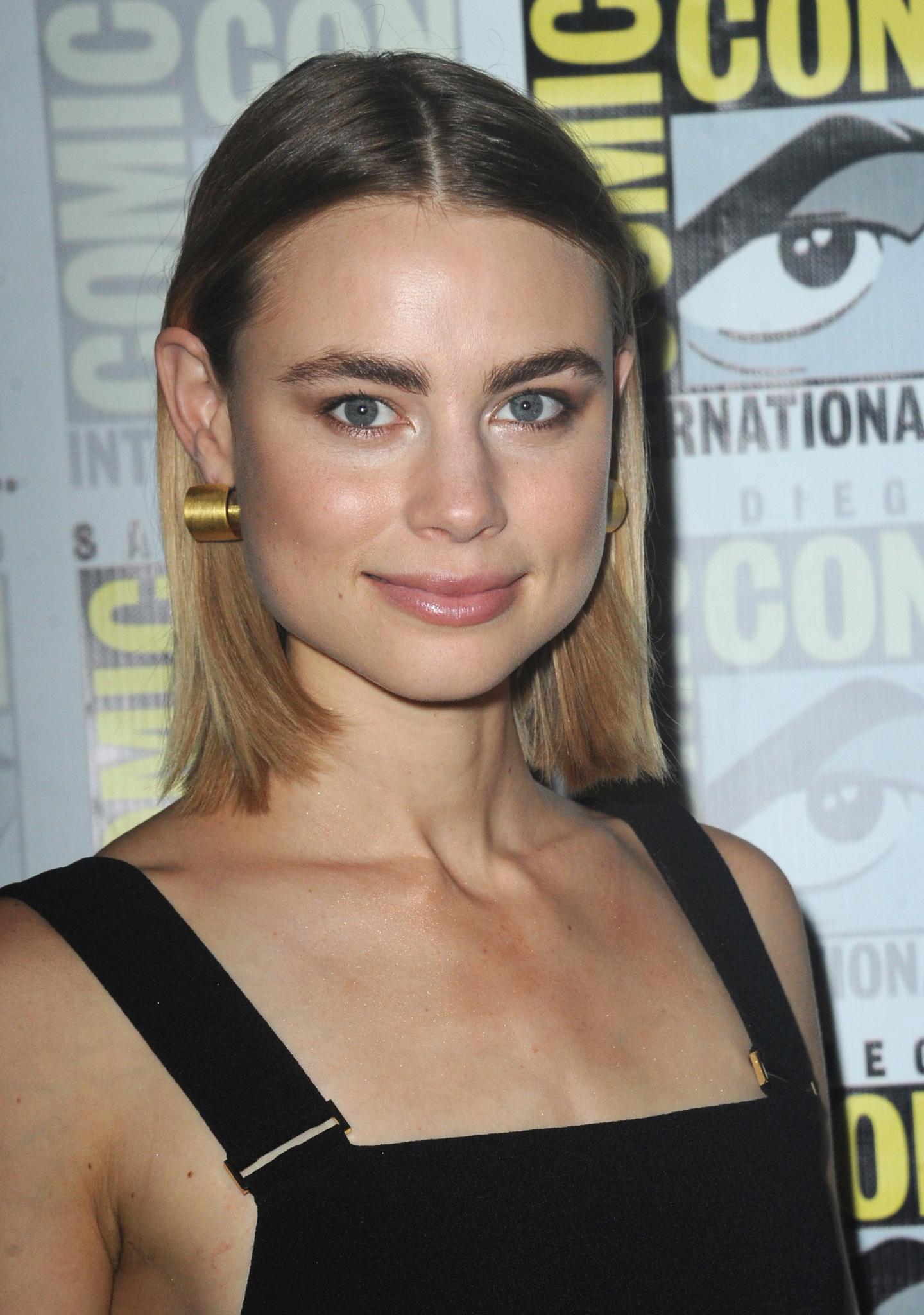 actor Lucy Fry large photo