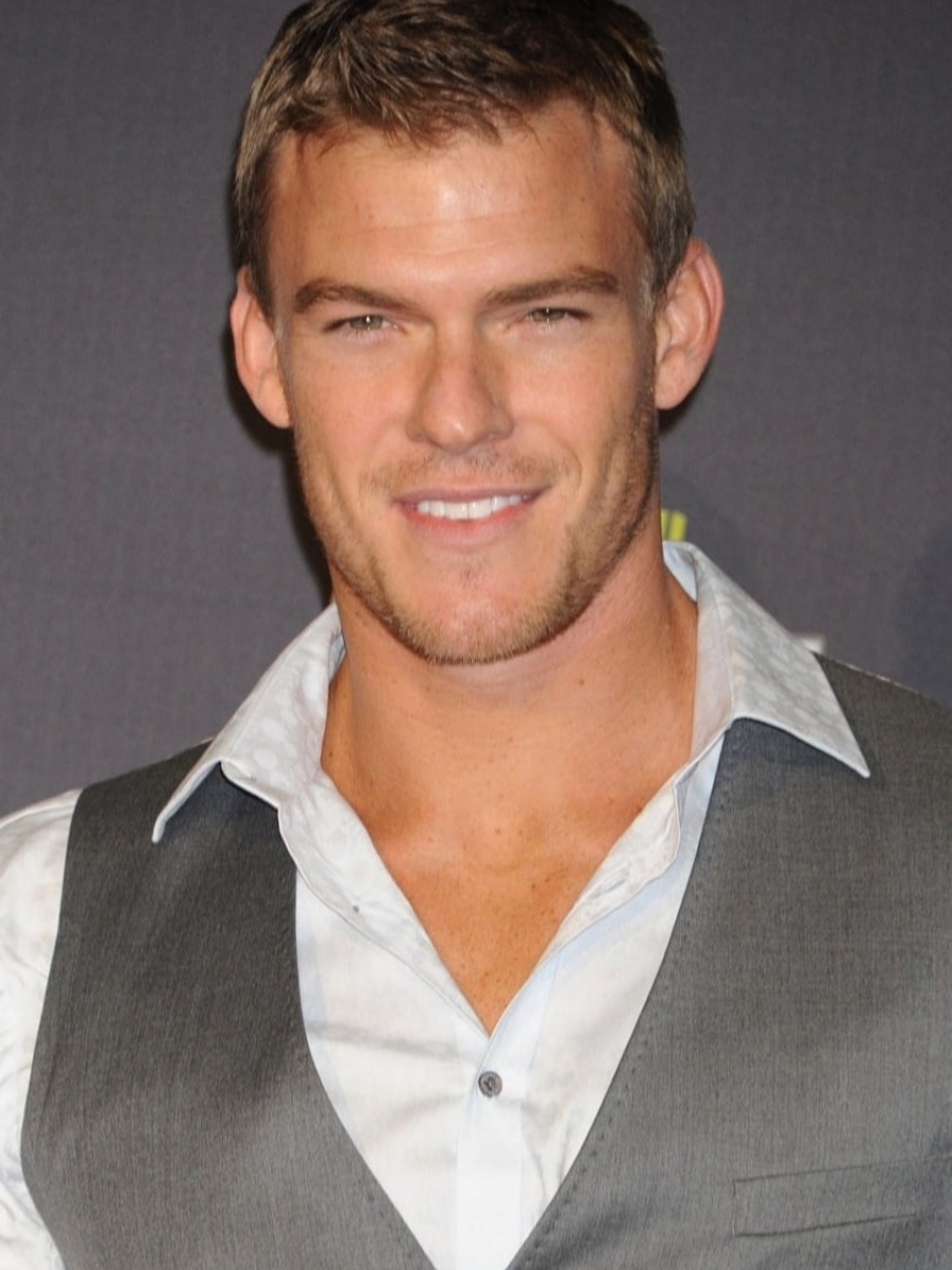 actor Alan Ritchson large photo
