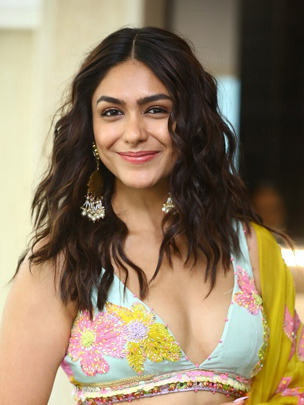 actor Mrunal Thakur large photo